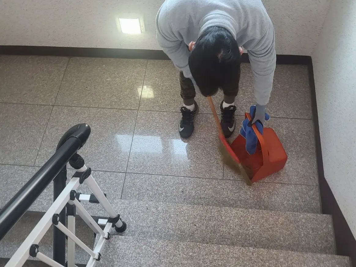 대덕구 법동 빌라 공동현관 장비 주변 정밀 위생청소 사례 - 행진크린