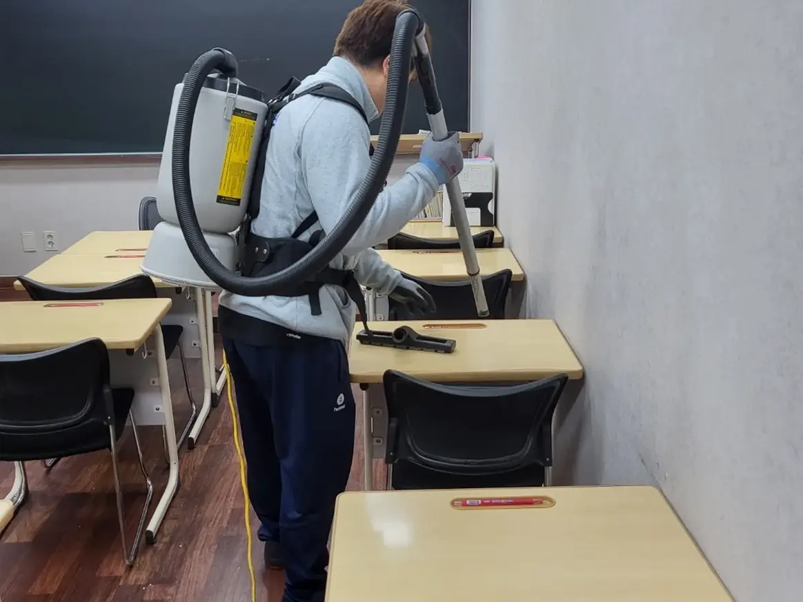서구 복수동 학교 현관·중앙홀 바닥 위생청소 사례 - 행진크린