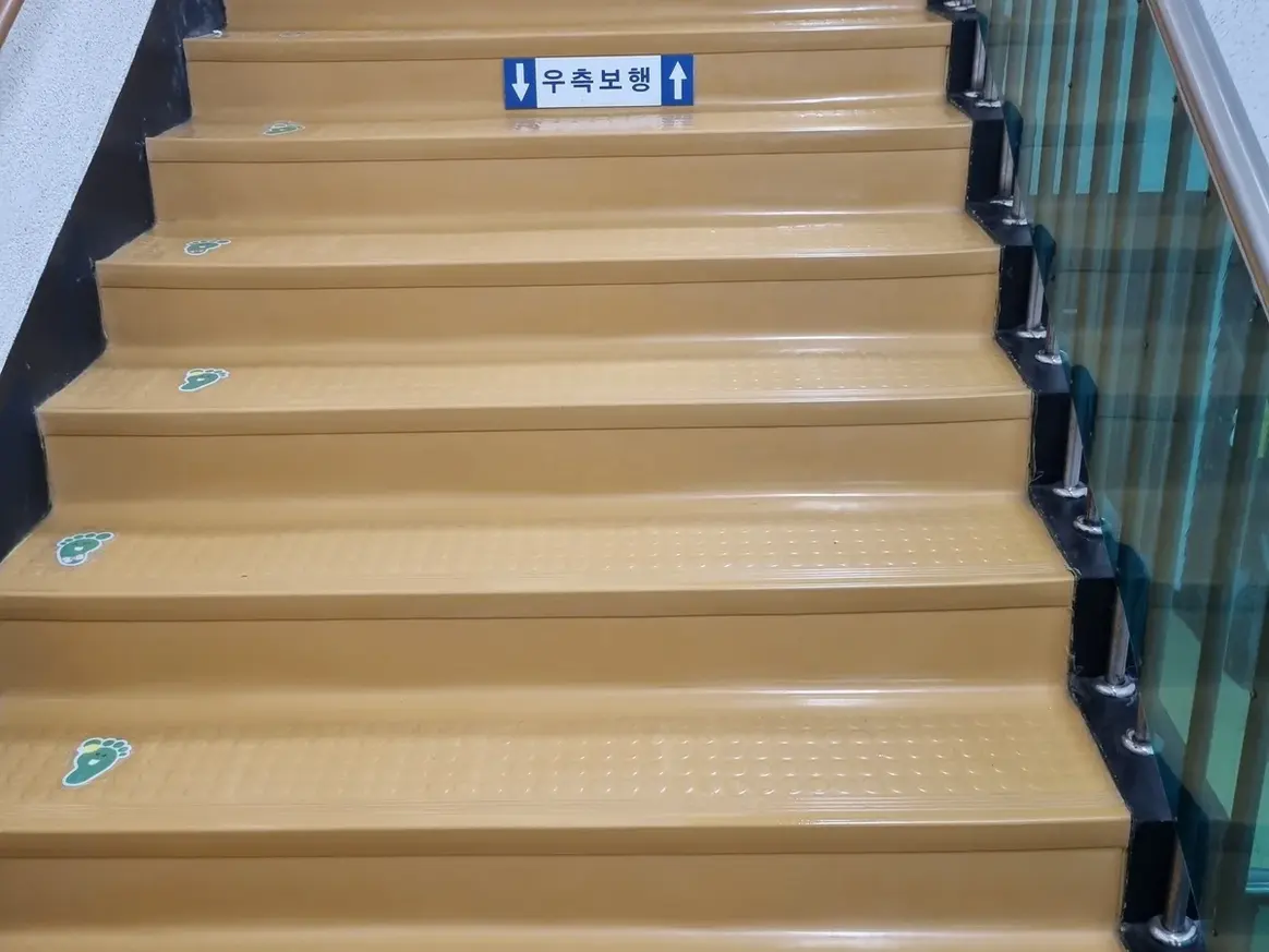 중구 선화동 어린이집 현관·신발장 바닥 위생청소 사례 - 행진크린